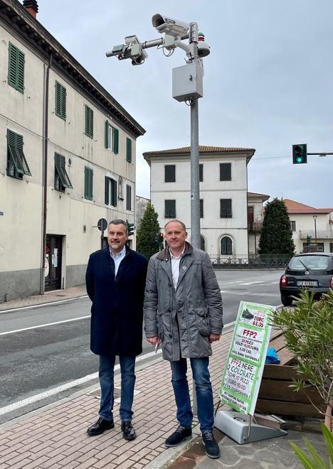 Sicurezza a Porcari, otto telecamere per controllare automobili e targhe 