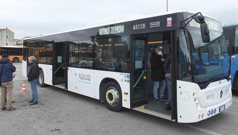 Bianchi e con vetrate “panoramiche” entrano in servizio i nuovi bus urbani 