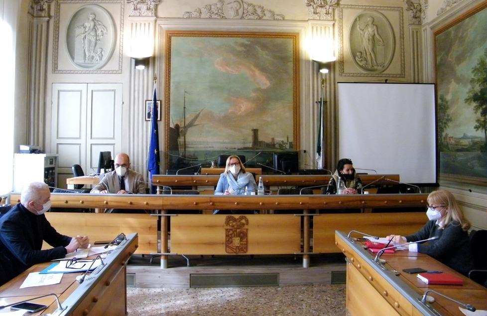 Il summit a Reggio Emilia: «Serve un osservatorio per la scuola-lavoro» 