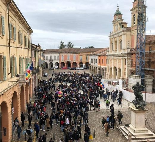 Guastalla, studenti in piazza: no alla guerra. «Accoglienza segno di pace» 