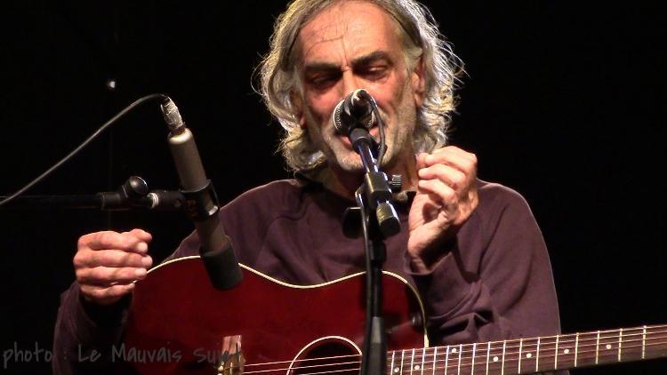 Il cantautore Flavio Giurato, autore di "Tres Nuraghes"