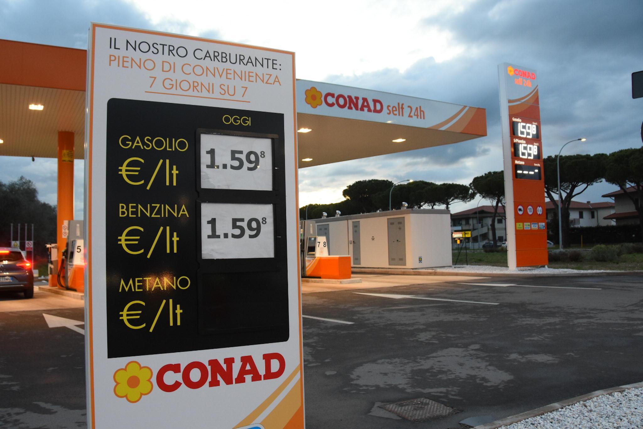 I prezzi nei distributori di carburante di Conad a Grosseto, nella serata di sabato 2 aprile (foto Agenzia Bf)