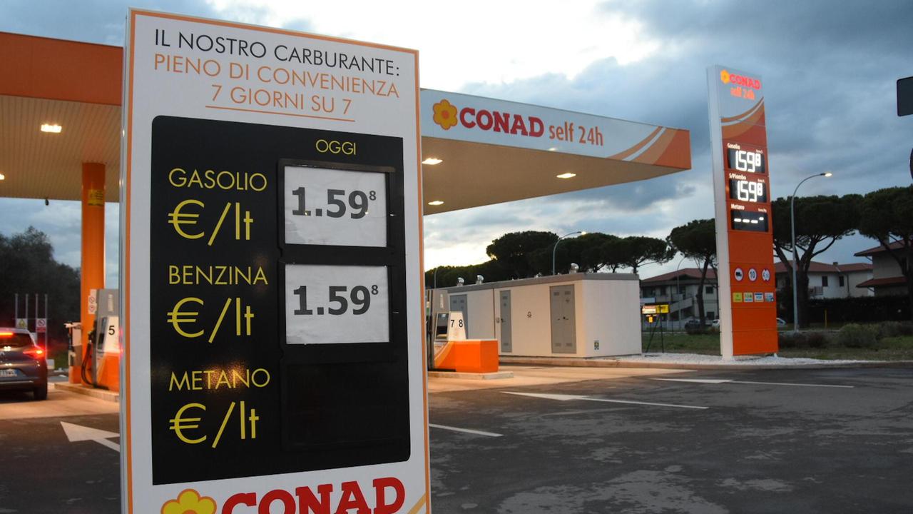 I prezzi nei distributori di carburante di Conad a Grosseto, nella serata di sabato 2 aprile (foto Agenzia Bf)