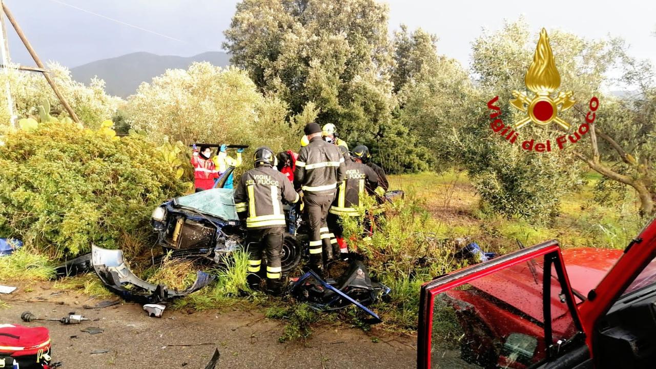 Incidente stradale con 3 feriti: uno è grave, portato in elisoccorso a Cagliari