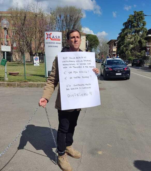 Correggio, figlio si incatena davanti alla Cra: «Mi batto per mia madre 87enne» 