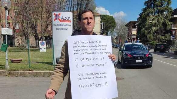 Correggio, figlio si incatena davanti alla Cra: «Mi batto per mia madre 87enne»