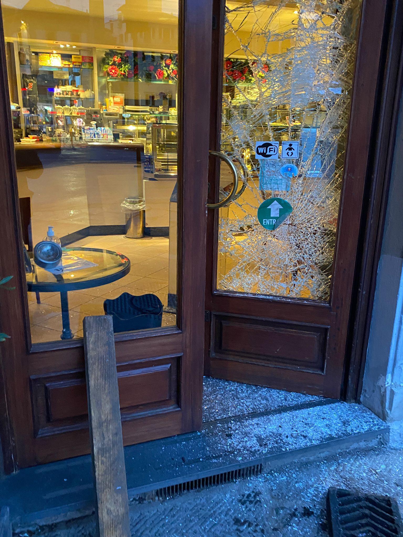 I danni causati dai ladri al locale del presidente di Confcommercio Toscana