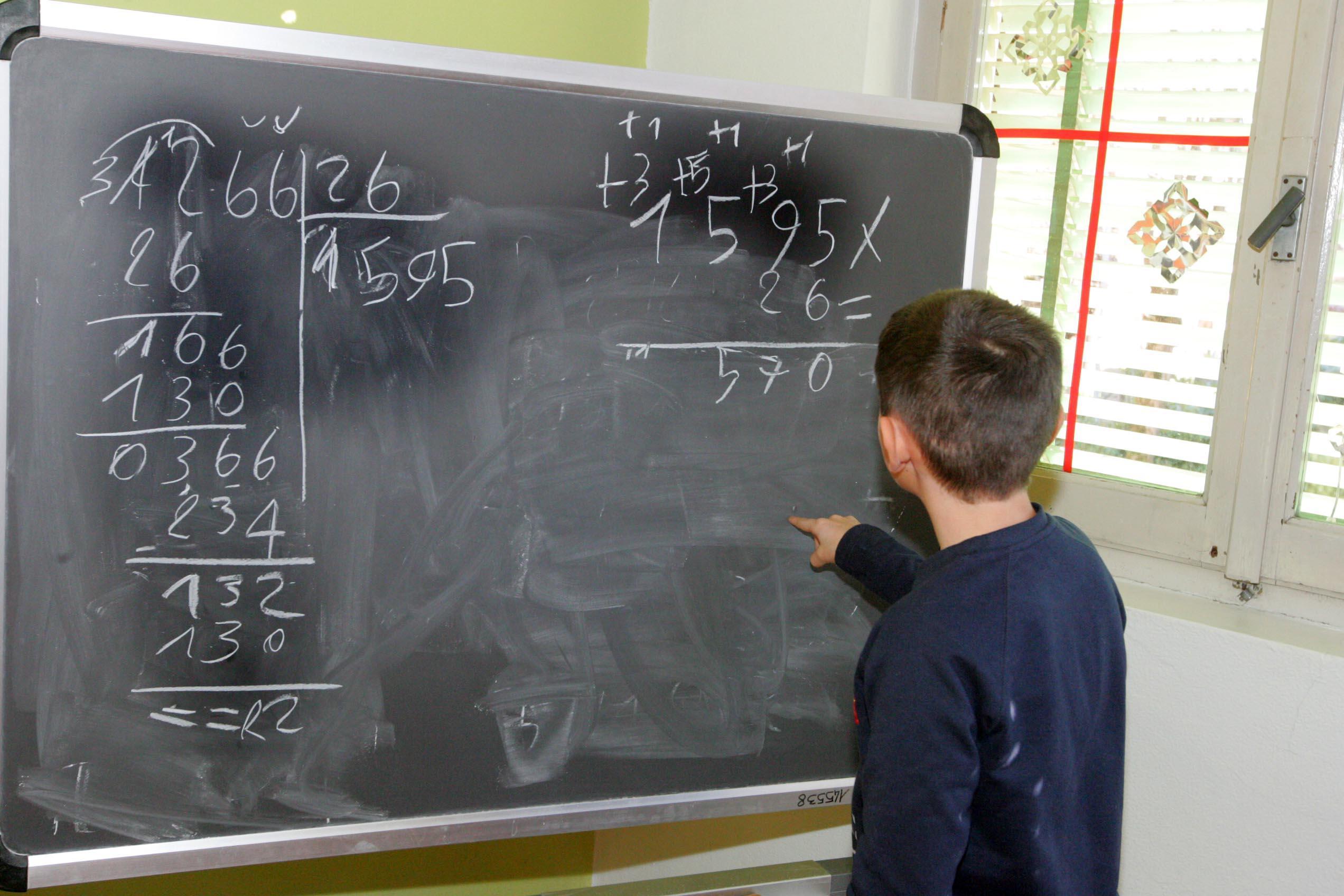 L'adolescente ha estratto l'arma e l'ha puntata contro il professore (Foto di repertorio)