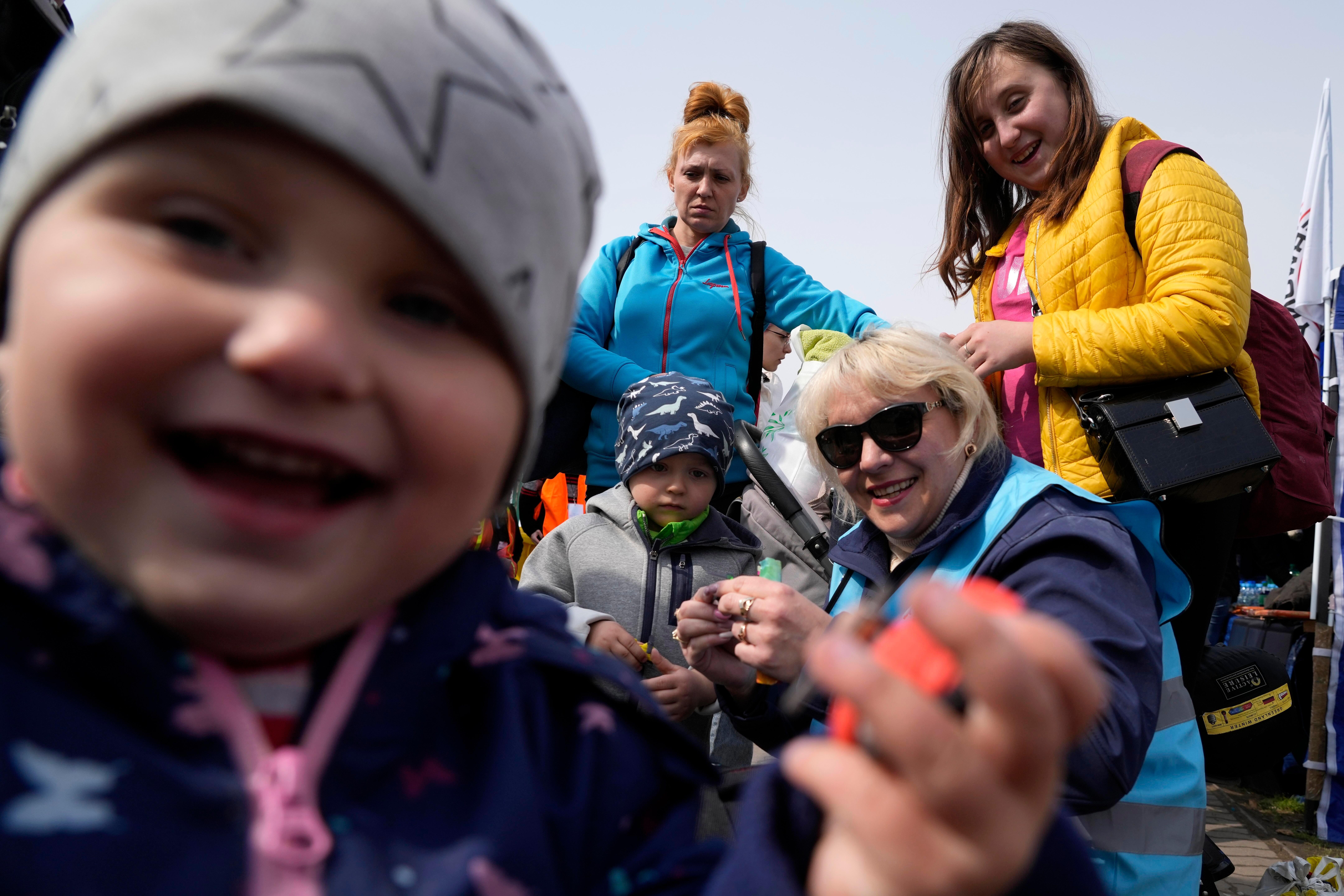 Ci sono soprattutto donne e bambini sull'aereo umanitario che aiuta gli ucraini a fuggire dalla guerra