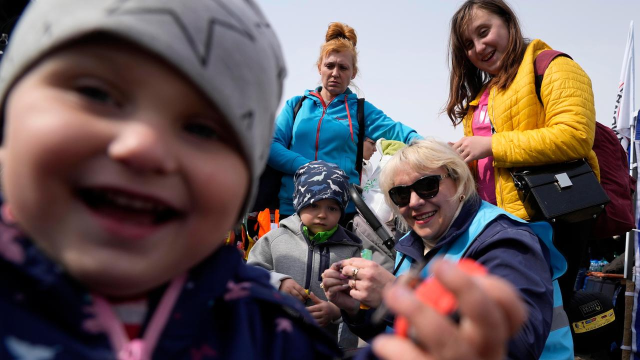 Ci sono soprattutto donne e bambini sull'aereo umanitario che aiuta gli ucraini a fuggire dalla guerra