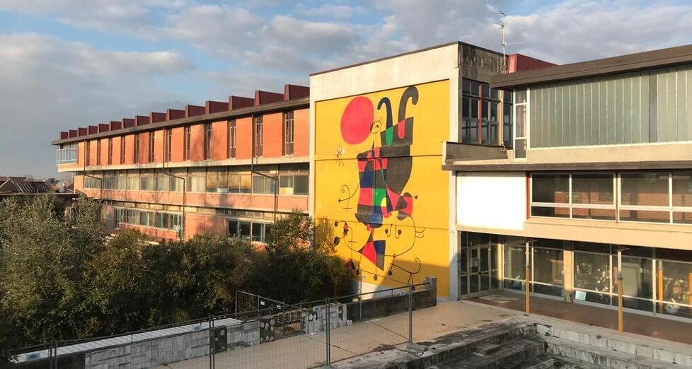 Demolitelo, anzi no: la burocrazia blocca i lavori alla scuola Stagi di Pietrasanta. La protesta degli studenti 