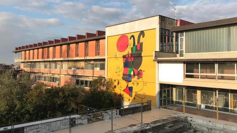 Demolitelo, anzi no: la burocrazia blocca i lavori alla scuola Stagi di Pietrasanta. La protesta degli studenti