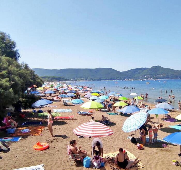La spiaggia di Baratti affollata di turisti (Foto Paolo Barlettani)