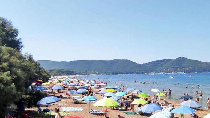 La spiaggia di Baratti affollata di turisti (Foto Paolo Barlettani)