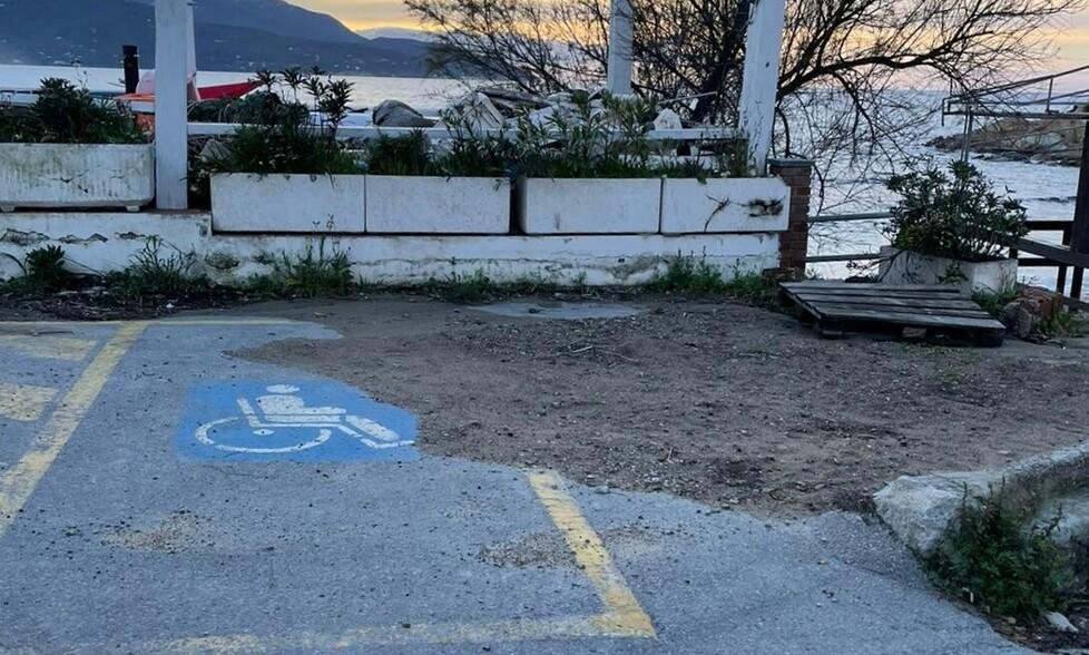 La situazione che i disabili si trovano davanti a se nelle spiagge della Biodola e di Scaglieri (foto inviata da Bartoli
al Tirreno)