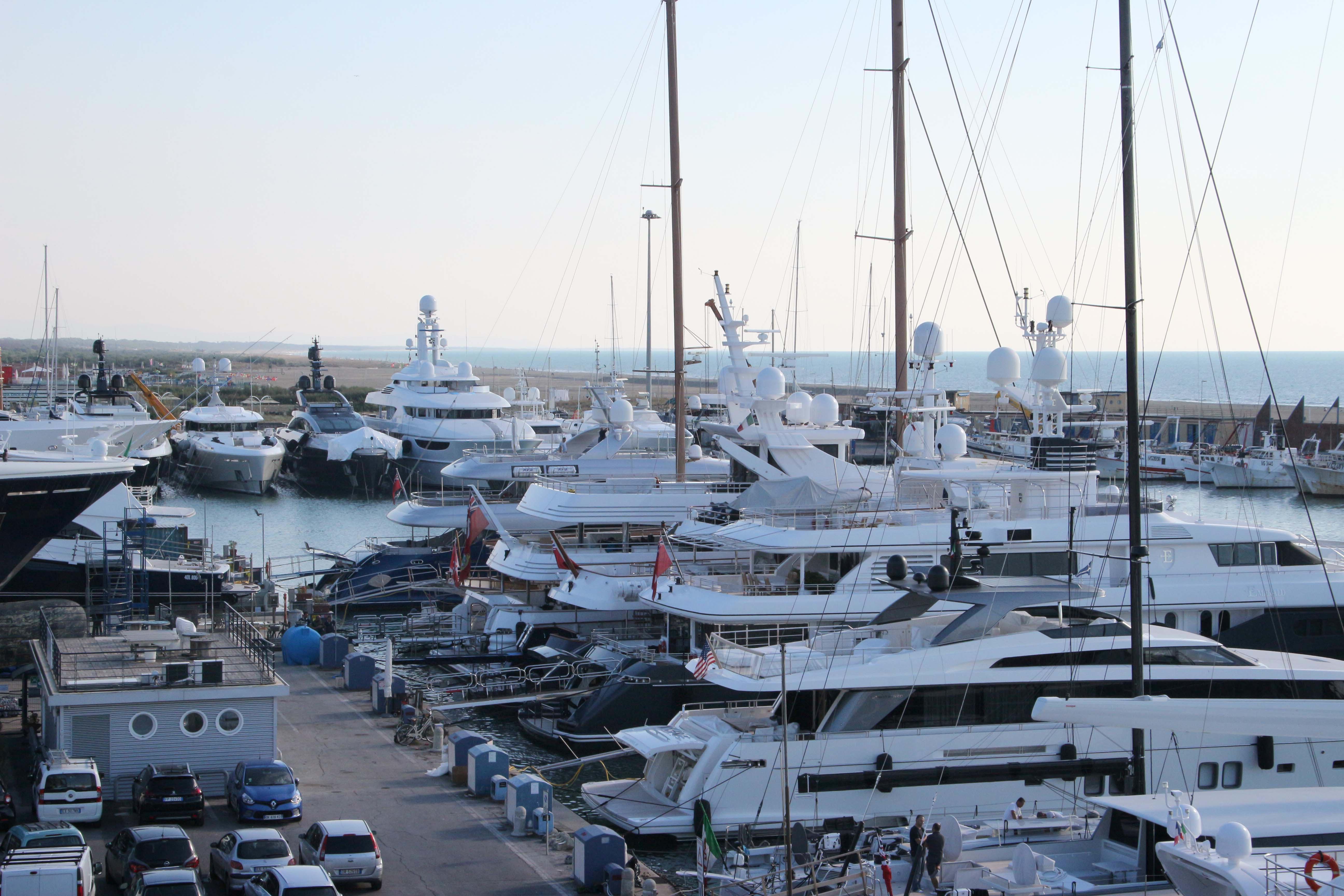 Una veduta del porto di Viareggio (foto d’archivio)