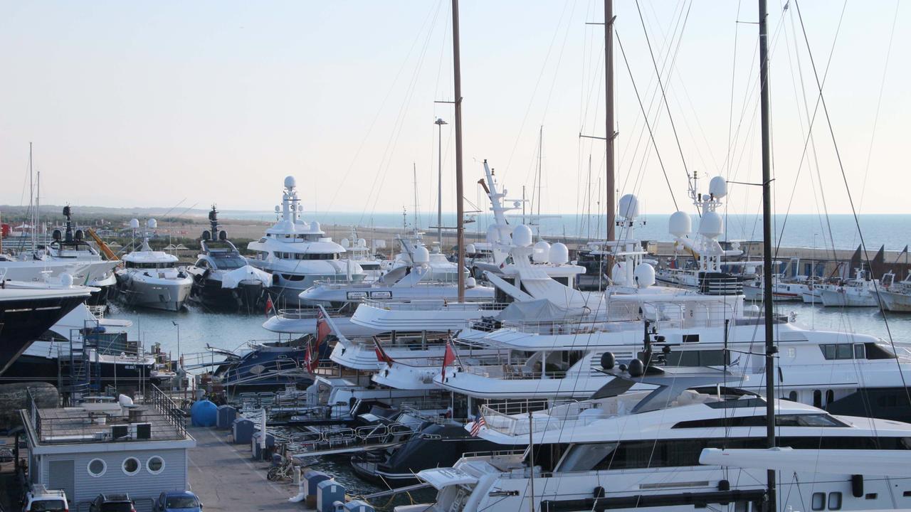 Una veduta del porto di Viareggio (foto d’archivio)