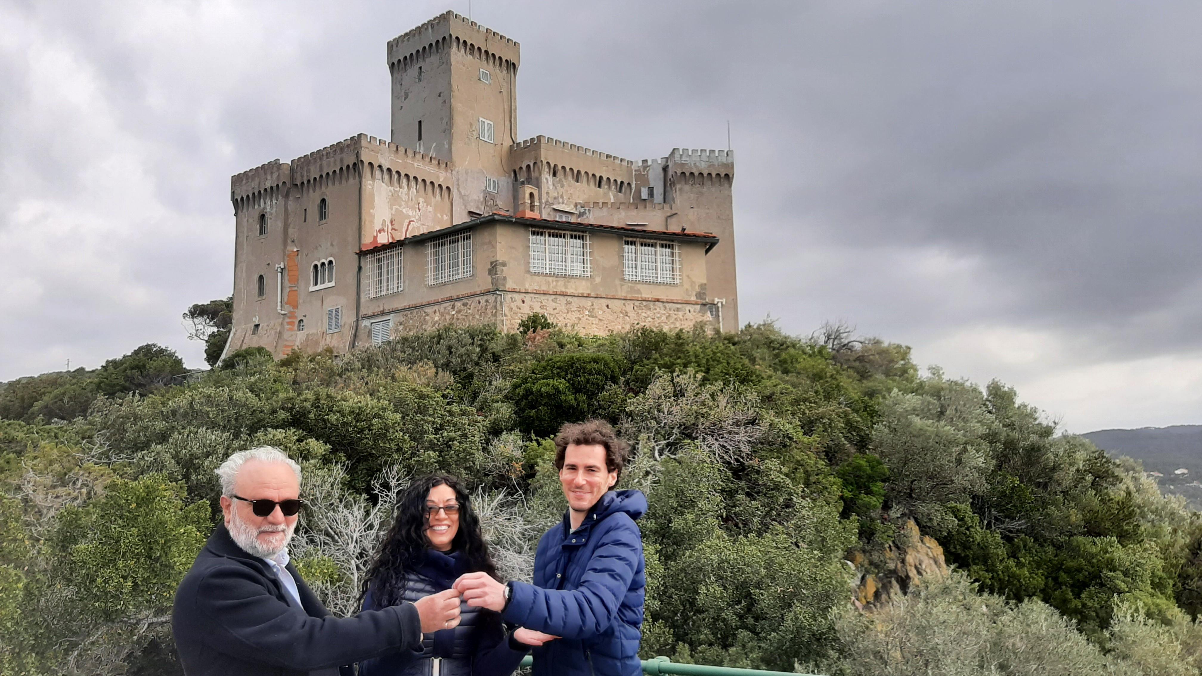 La consegna ufficiale delle chiavi tra Francesco Pucciarini, Massimo Zallocco e Antonella Rossi