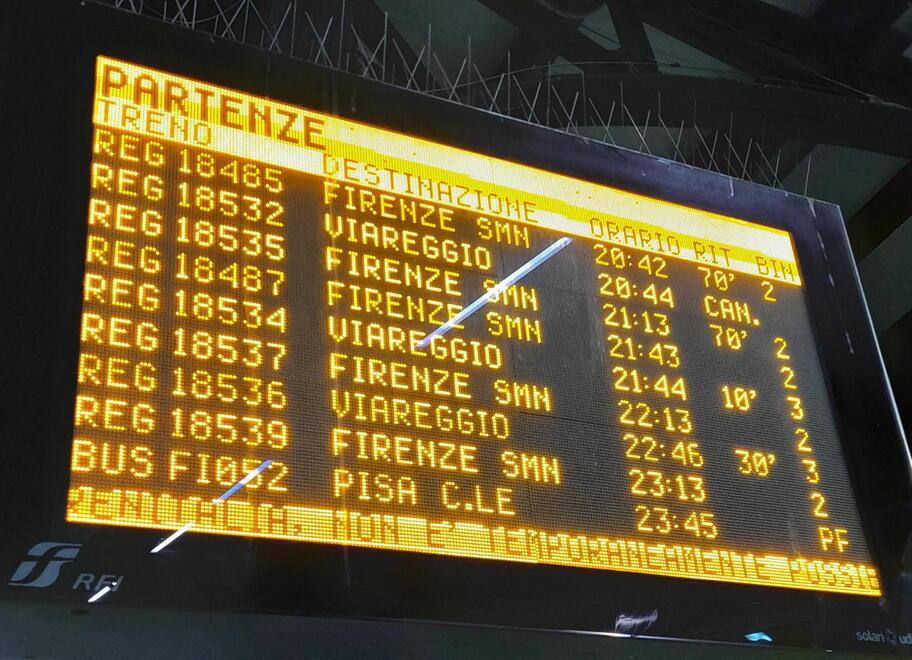 Il cartellone luminoso che venerdì sera elencava i treni soppressi o in ritardo a causa del guasto sulla linea al passaggio a livello di Masotti (foto Nucci e Gori)