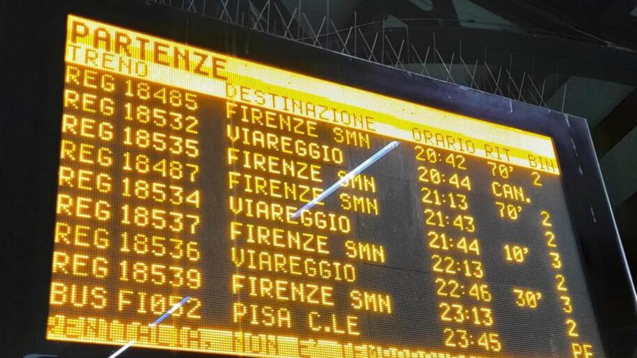 Il cartellone luminoso che venerdì sera elencava i treni soppressi o in ritardo a causa del guasto sulla linea al passaggio a livello di Masotti (foto Nucci e Gori)
