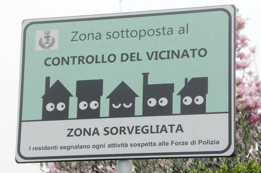 Il cartello che indica la zona sottoposta al controllo del vicinato