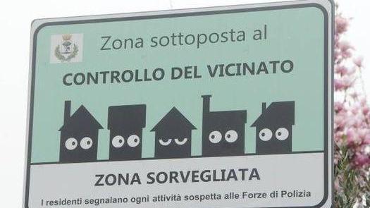 Il cartello che indica la zona sottoposta al controllo del vicinato