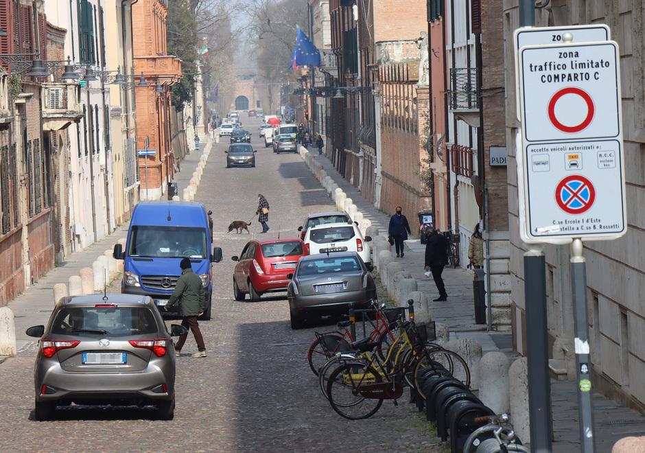 Pums, il piano per togliere le auto dal centro di Ferrara. Parcheggi scambiatori e regole d’ingresso 