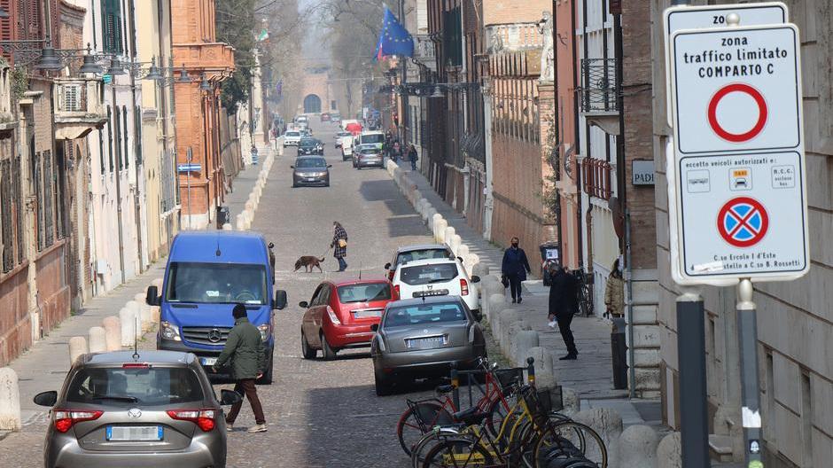 Pums, il piano per togliere le auto dal centro di Ferrara. Parcheggi scambiatori e regole d’ingresso