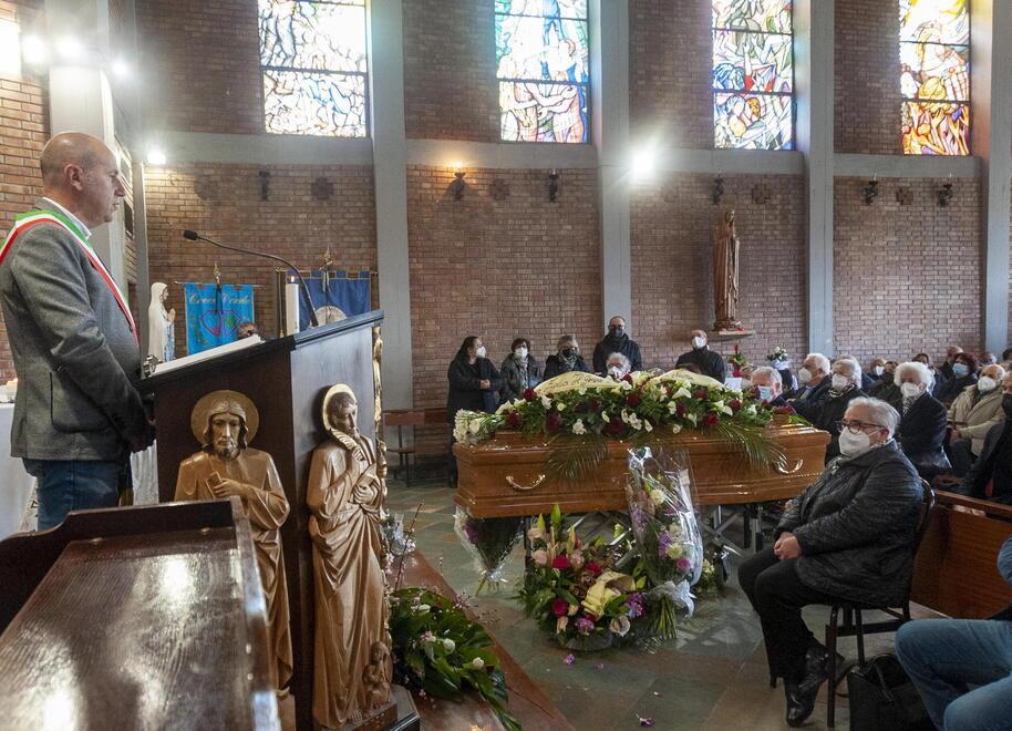 Il sindaco di Stazzema Maurizio Verona durante l’orazione funebre per Cesira Pardini che si è spenta giovedì all’età di 95 anni