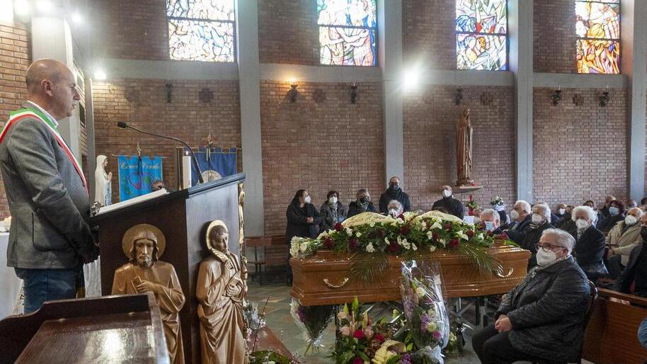 Il sindaco di Stazzema Maurizio Verona durante l’orazione funebre per Cesira Pardini che si è spenta giovedì all’età di 95 anni