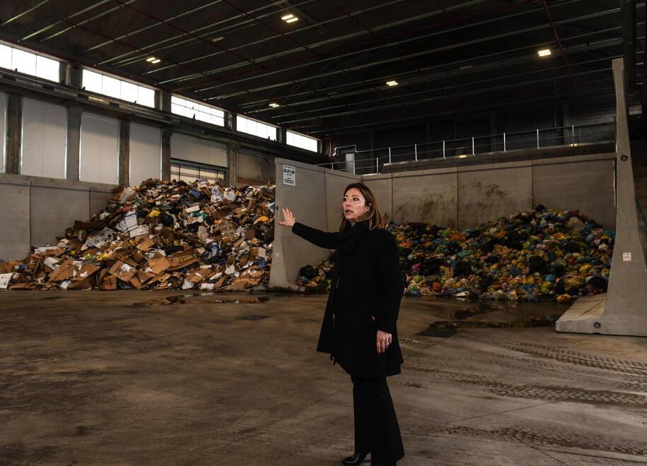 Caterina Susini, dirigente di Sistema Ambiente mostra i locali al chiuso in cui vengono stoccati i rifiuti portati a Sant’Angelo da tutta la città (foto Sernacchioli)