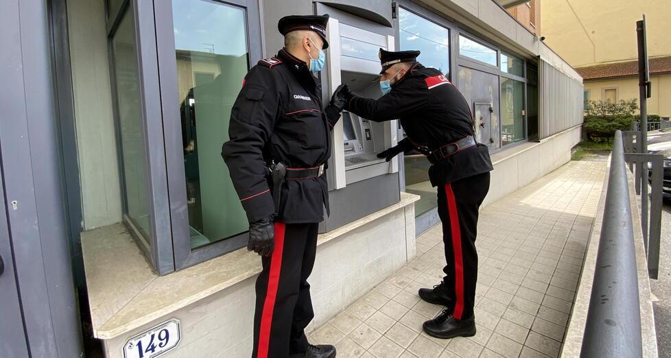 I carabinieri di fronte al bancomat (foto Franco Silvi)