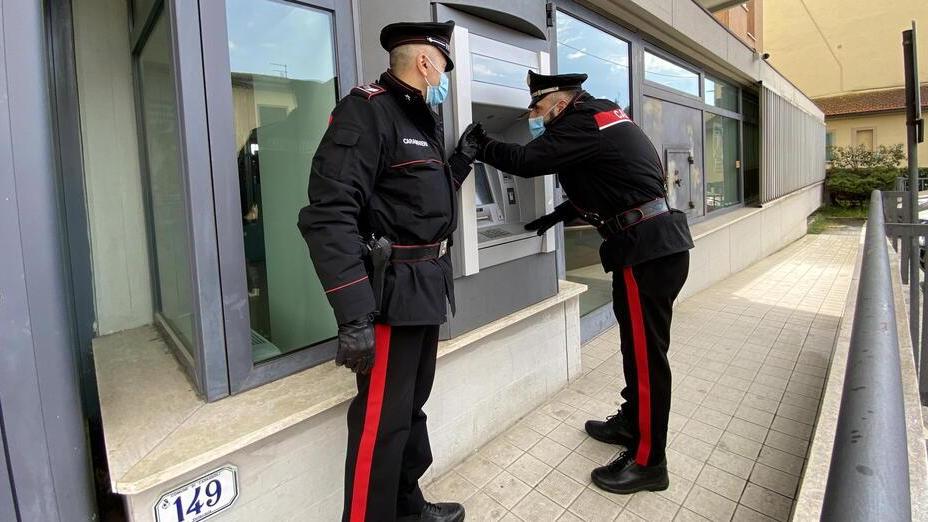 I carabinieri di fronte al bancomat (foto Franco Silvi)