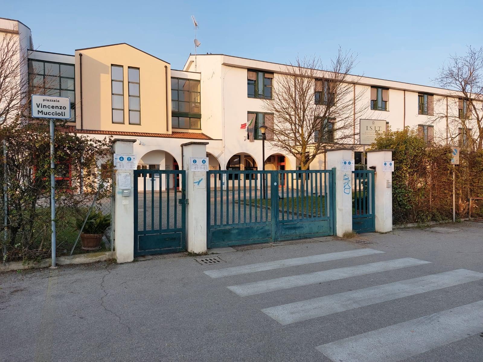 Cento, ladri al Bassi Burgatti. Rubati trenta computer, server manomesso 