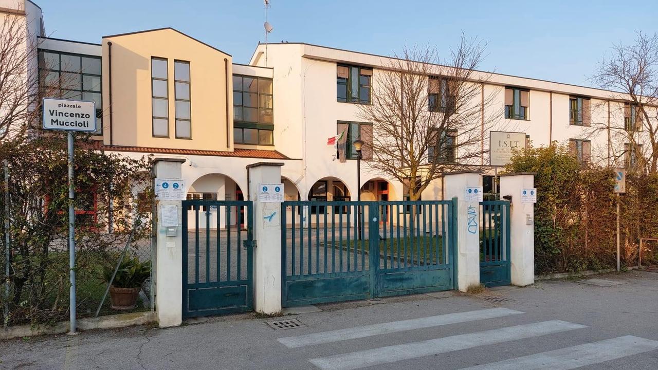 Cento, ladri al Bassi Burgatti. Rubati trenta computer, server manomesso
