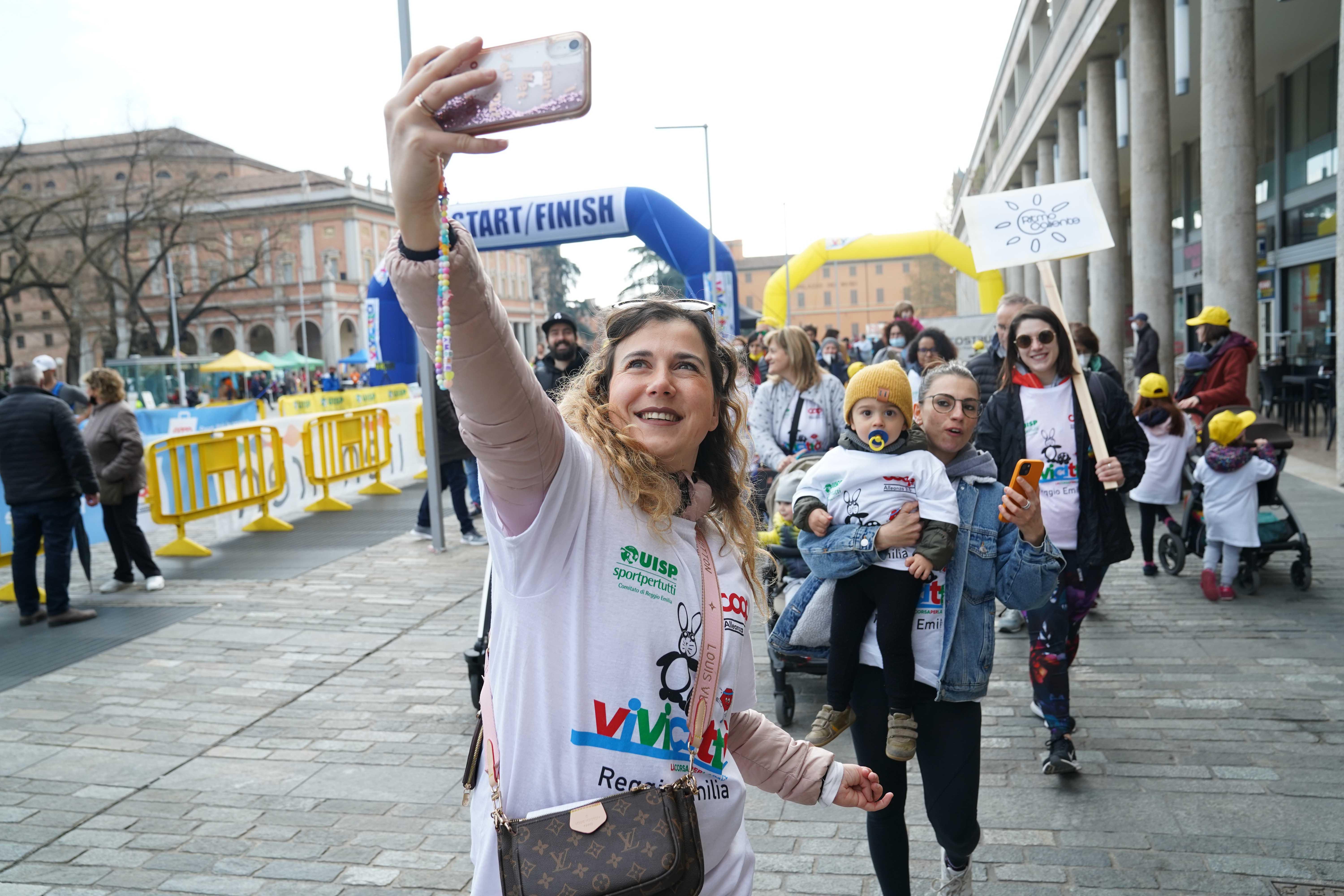 I colori della pace riempiono di gioia le strade di Reggio Emilia per Vivicittà 2022 