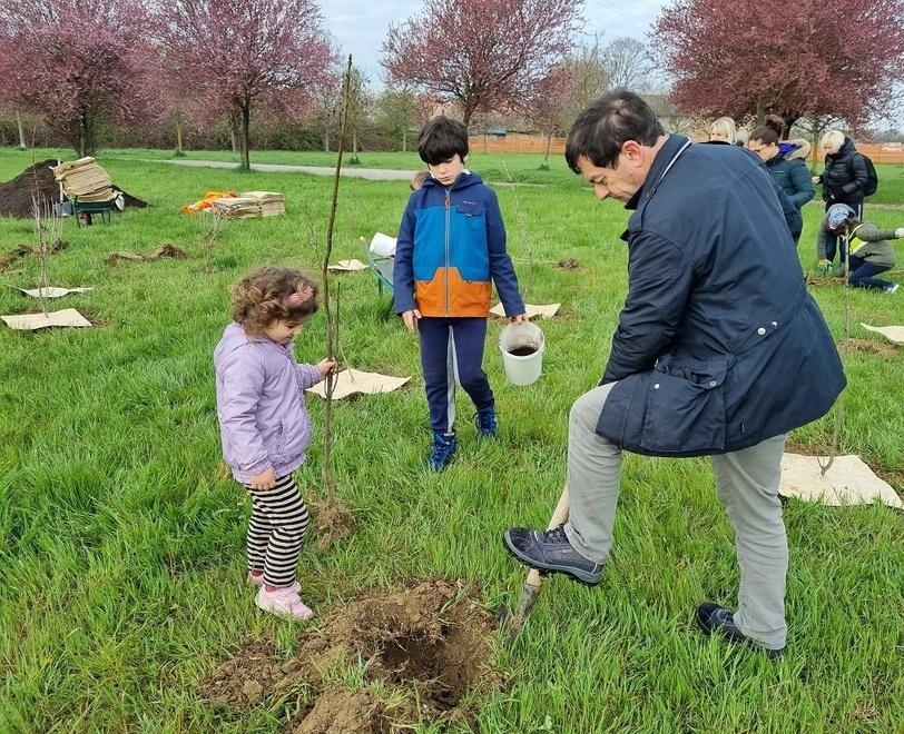 Piantati al Parco Fo di Reggio Emilia 450 alberi e arbusti. Tanti bimbi “al lavoro” 