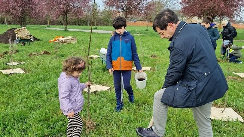 Piantati al Parco Fo di Reggio Emilia 450 alberi e arbusti. Tanti bimbi “al lavoro”