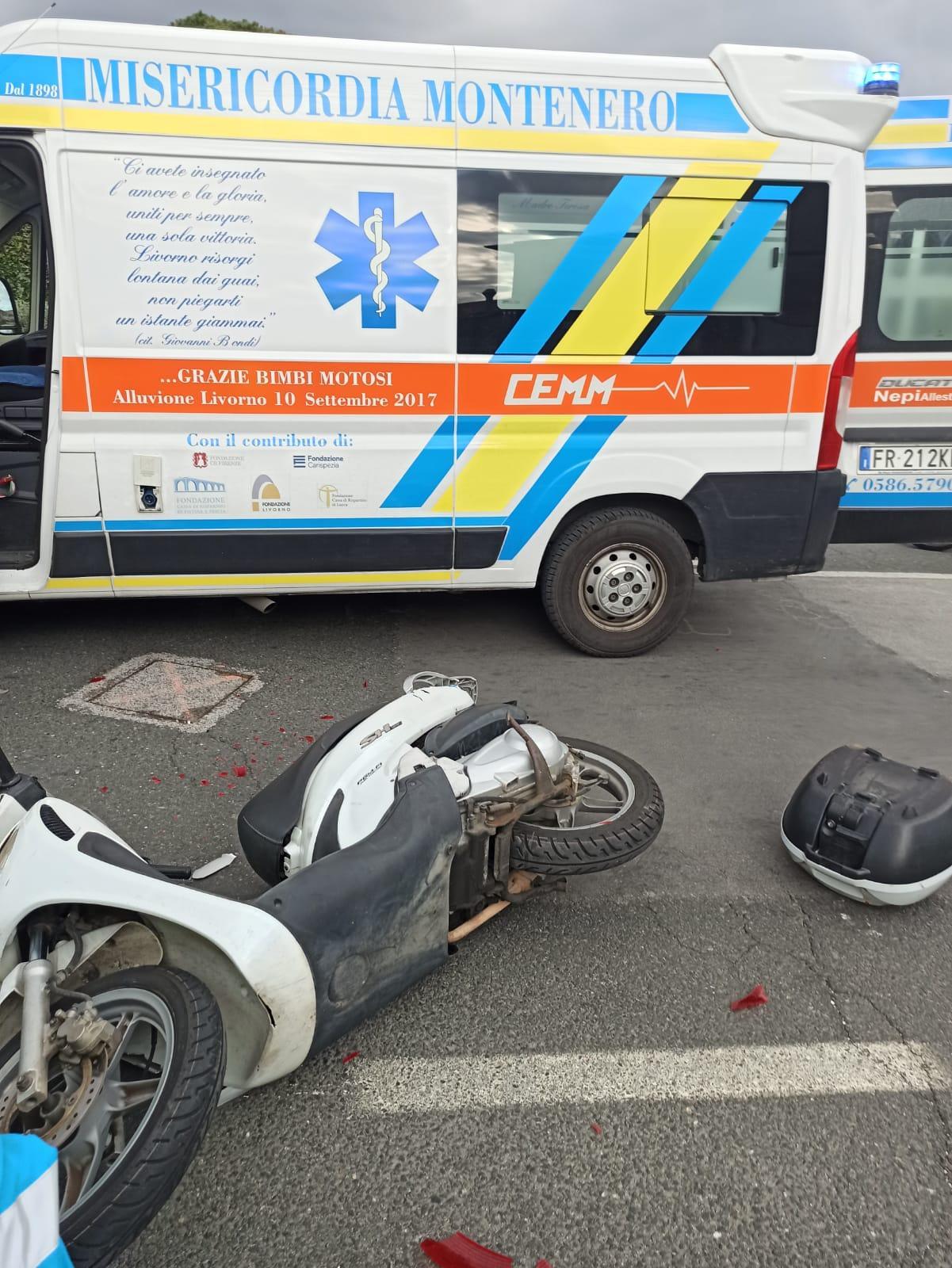 Lo scooter a terra e l'ambulanza della Misericordia di Montenero