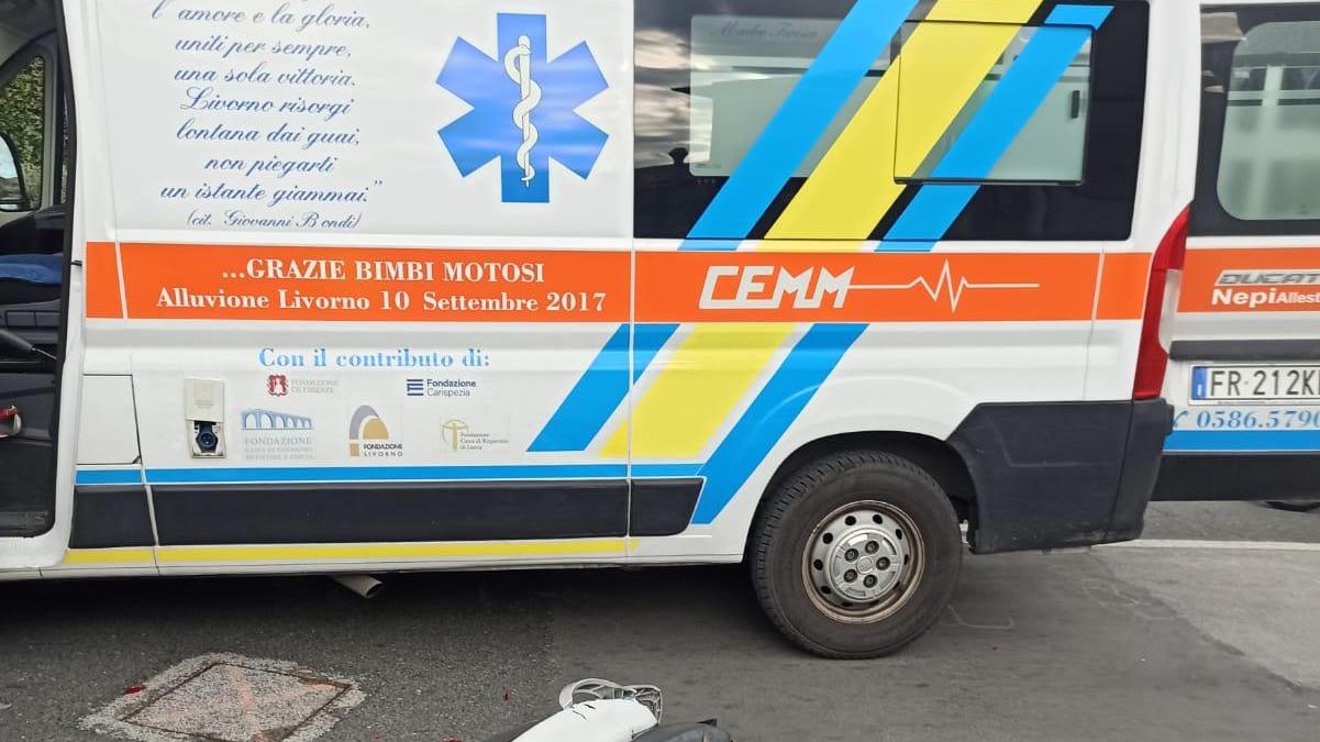 Lo scooter a terra e l'ambulanza della Misericordia di Montenero
