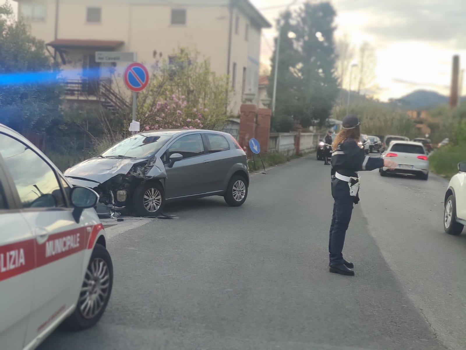 Massarosa, scontro auto-moto: grave 40enne. Traffico in tilt sulla Sarzanese 