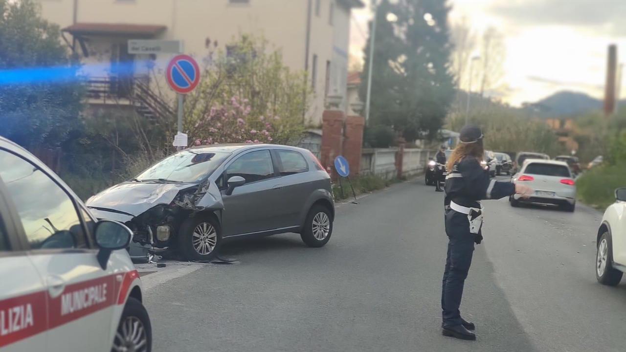 Massarosa, scontro auto-moto: grave 40enne. Traffico in tilt sulla Sarzanese