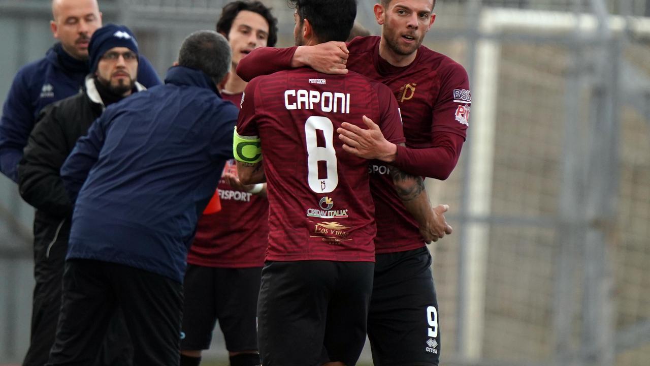 L'esultanza dei giocatori del Pontedera dopo l'1-0 contro l'Olbia segnato da Magnaghi (foto Franco Silvi)