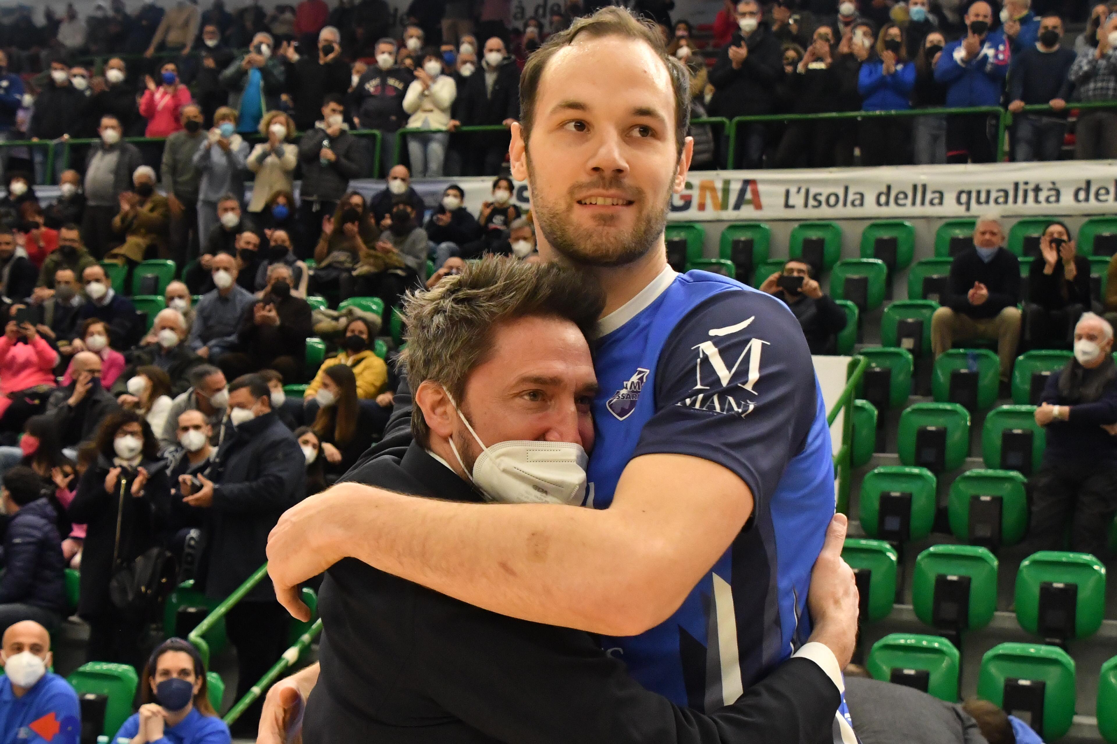 La calorosa accoglienza di Sassari all'ex coach Pozzecco (foto Mauro Chessa)