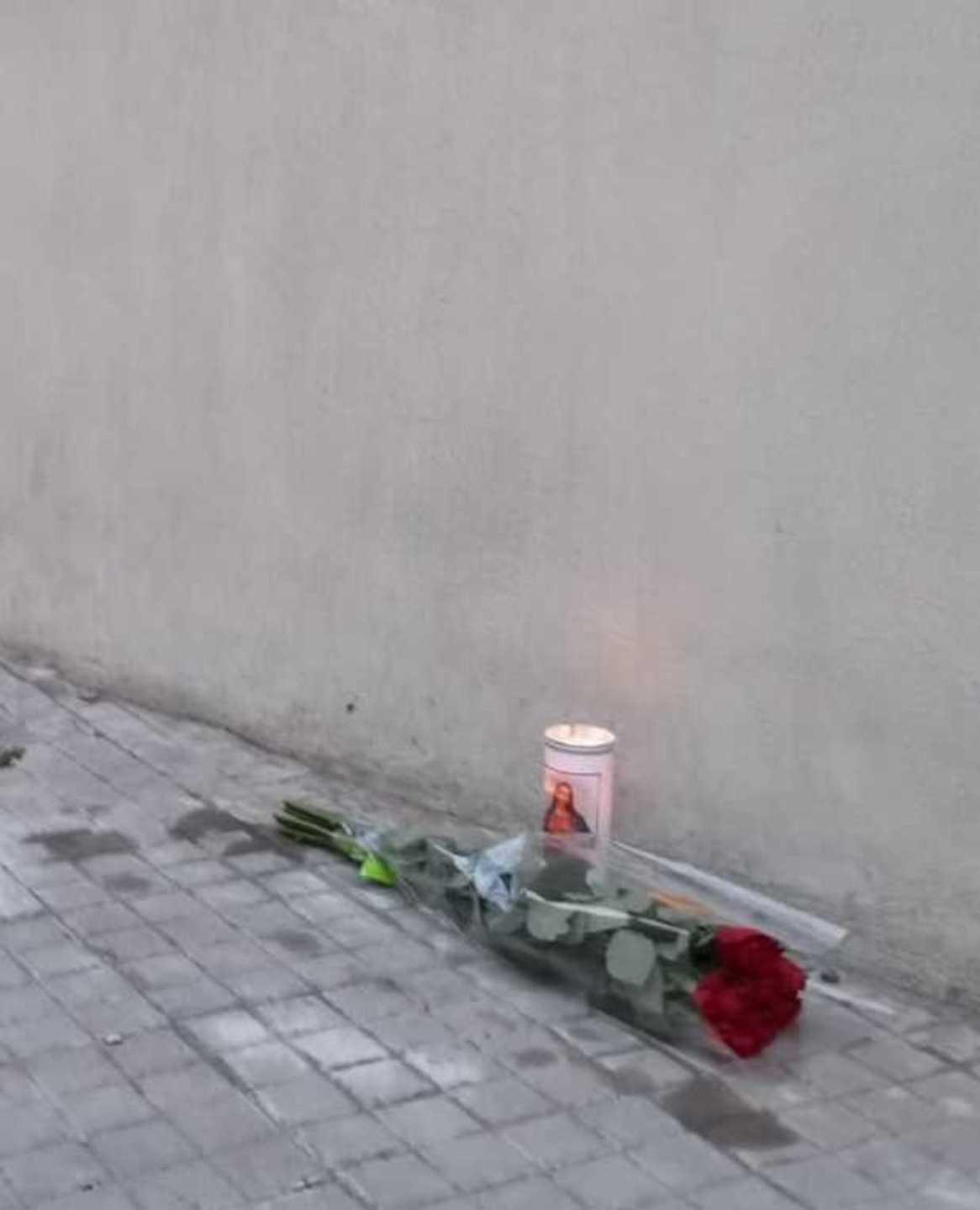 Un rosa lasciata sul luogo dove è stato ucciso Basilio Saladdino