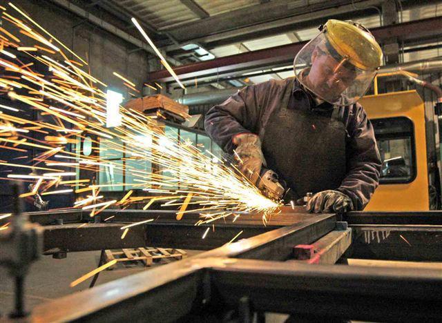 Al lavoro nell’officina di una industria metalmeccanica