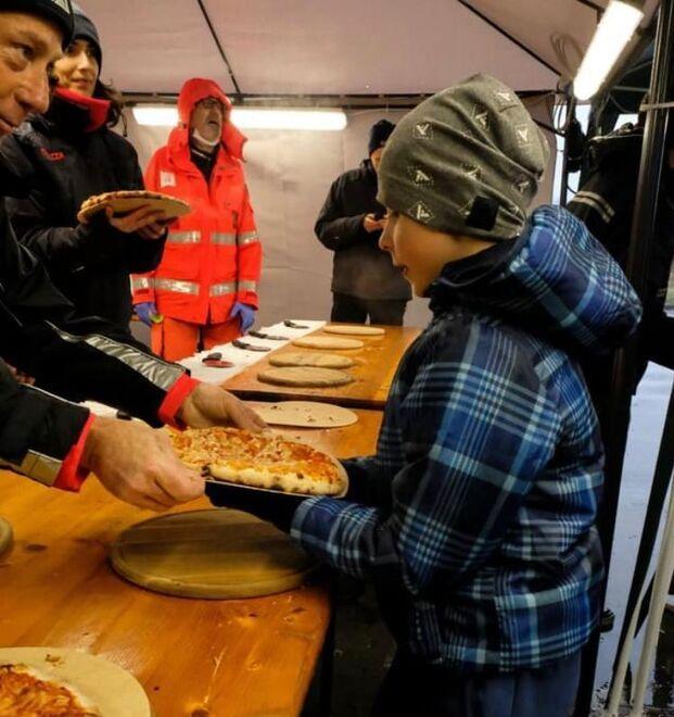 Bompani, forni per scaldare pizze ai profughi 
