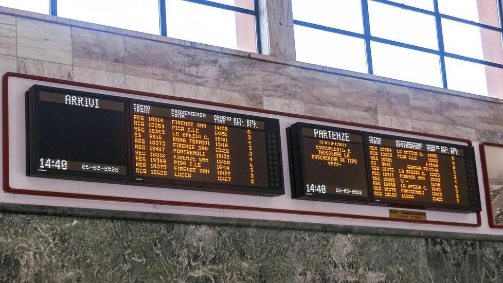 Stop ai treni sulla linea ferroviaria Viareggio-Lucca: ecco i nuovi orari dei bus sostitutivi
