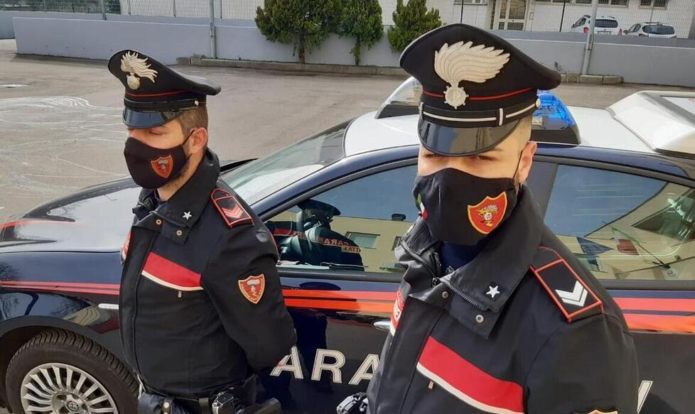 I carabinieri si sono trovati di fronte a una scena surreale: una bambina di 11 anni portata a rubare nelle case
