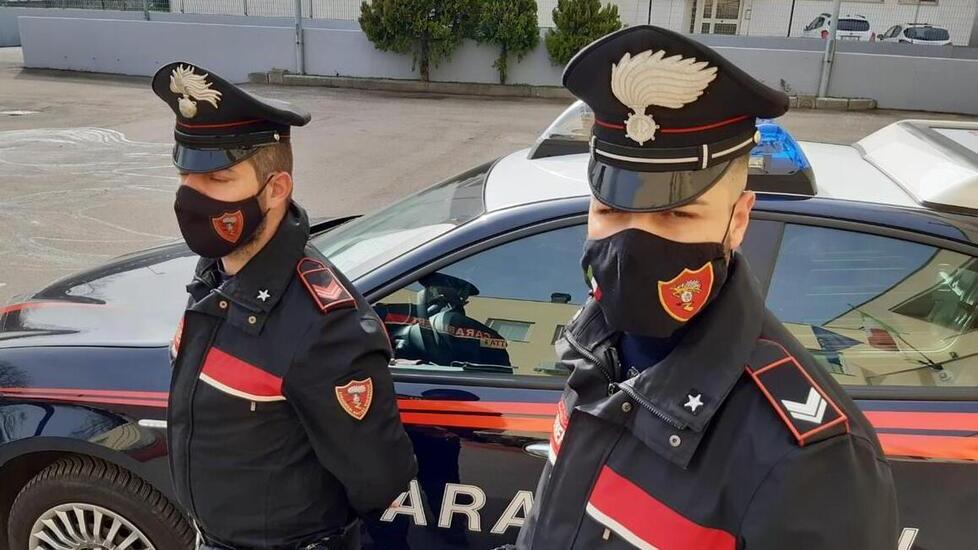 I carabinieri si sono trovati di fronte a una scena surreale: una bambina di 11 anni portata a rubare nelle case